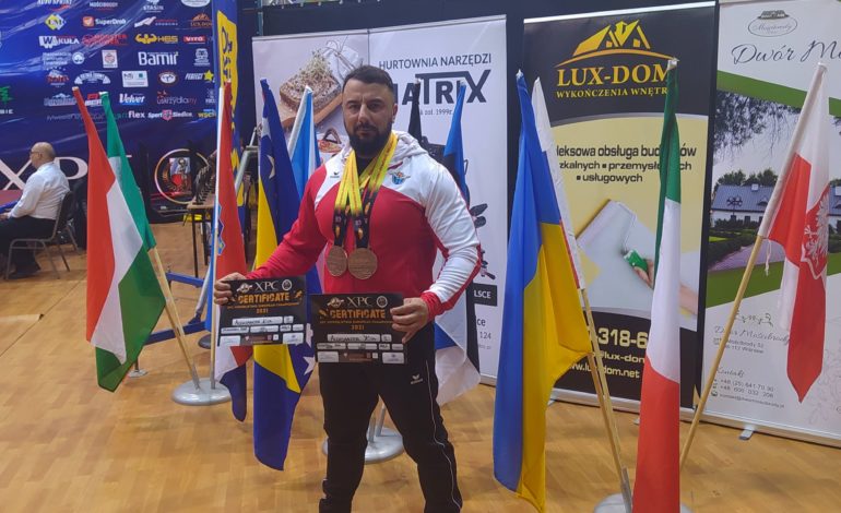 Aleksander Kita na podium Mistrzostw Europy Powerlifting