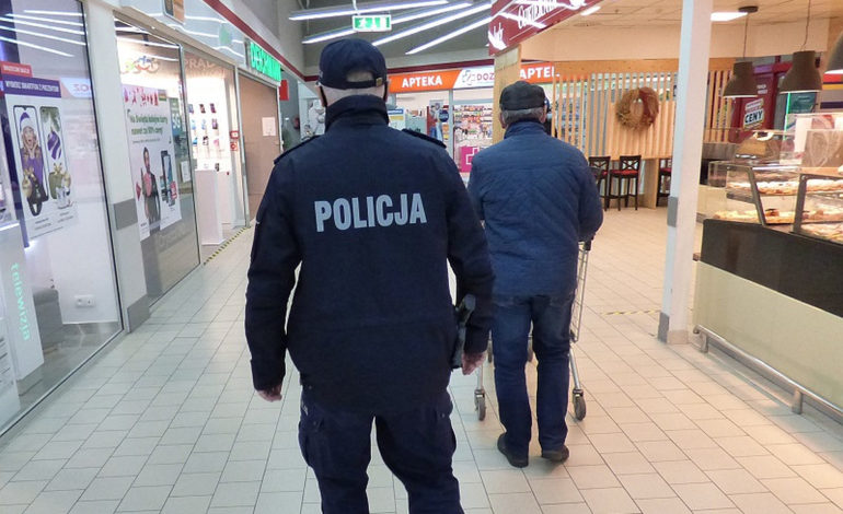 Policjanci kontynuują walkę z koronawirusem. 130 przypadków braku maseczki