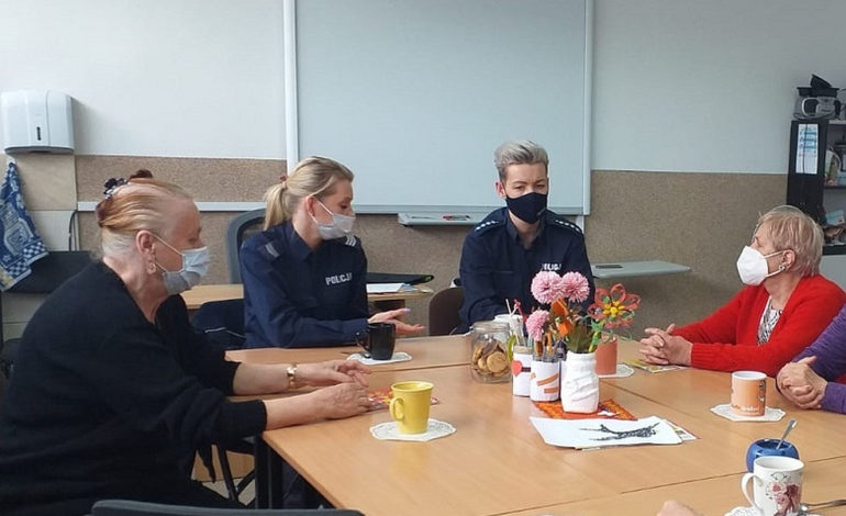 Policja edukuje seniorów w ramach lęborskiego Centrum Usług Społecznych