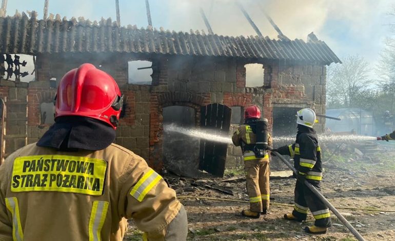 Osiem zastępów straży gasiło pożar gospodarstwa w Bąsewicach (zdjęcia)
