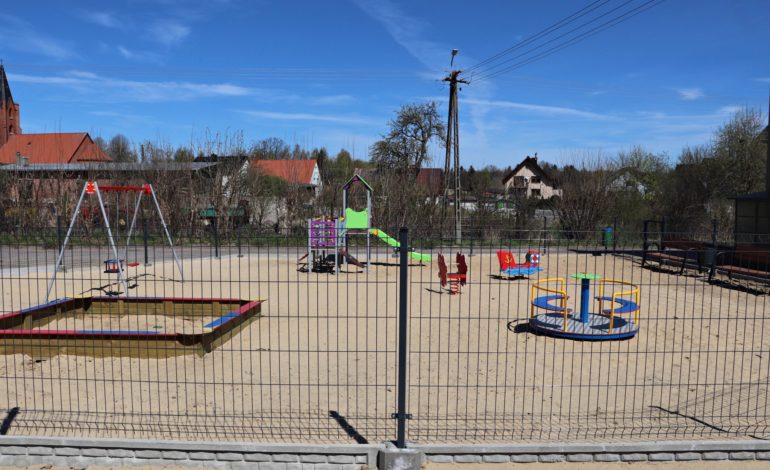 Radość dzieci w Łebuni. Plac zabaw zmodernizowany