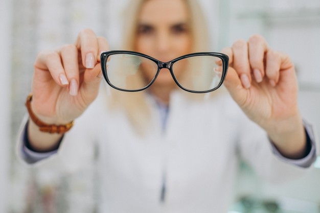 Dlaczego warto kupować okulary korekcyjne oraz przeciwsłoneczne w optyku stacjonarnie?
