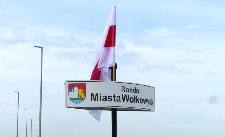 Flaga wolnej Białorusi zawisła na rondzie Miasta Wołkowysk