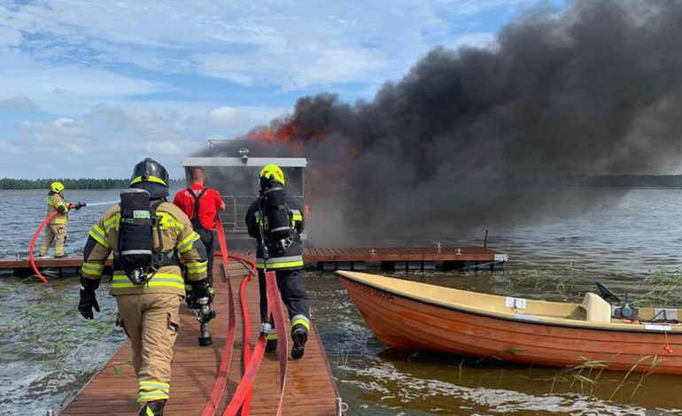Na jeziorze Sarbsko zapalił się katamaran (zdjęcia)