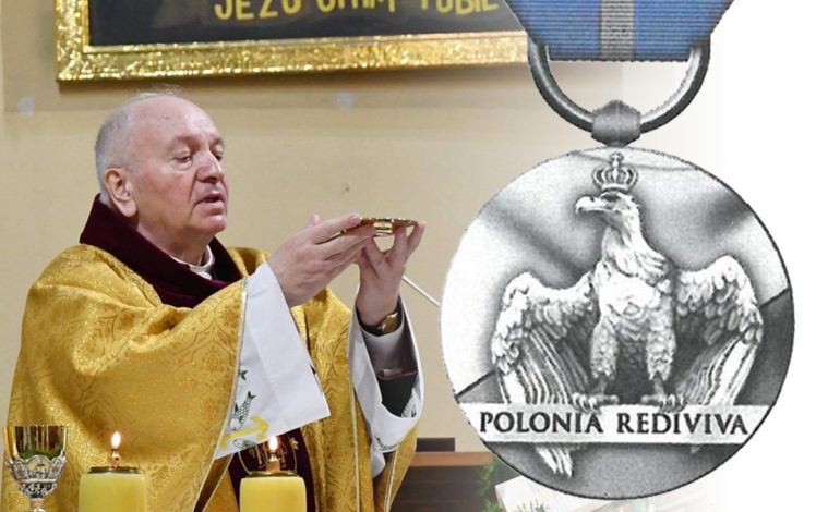 Medal Stulecia Odzyskanej Niepodległości dla ks. Henryka Krenczkowskiego