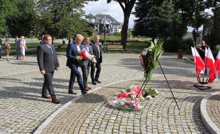 Kwiaty i znicze w Święto Wojska Polskiego