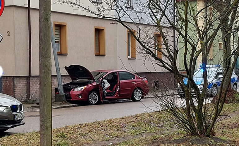 Kierowca samochodu uderzył w lampę na ul. Kościuszki. Droga zablokowana