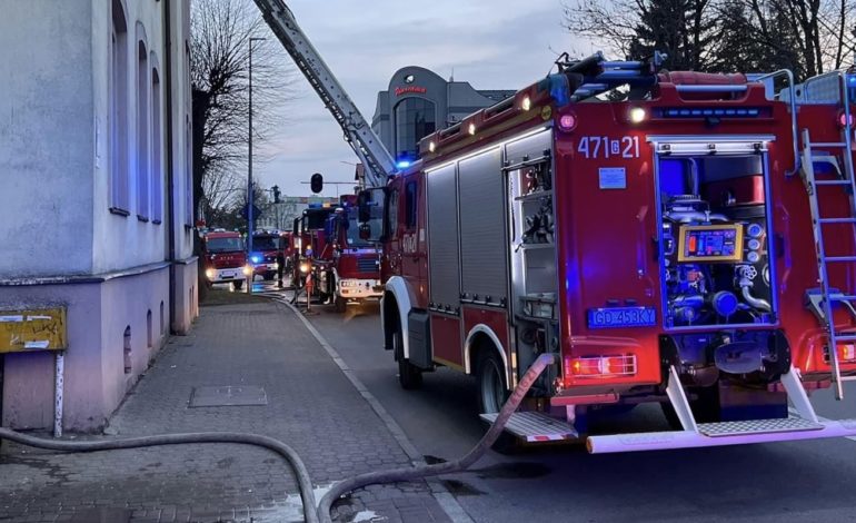 Pożar budynku w centrum Lęborka – paliło się poszycie dachowe