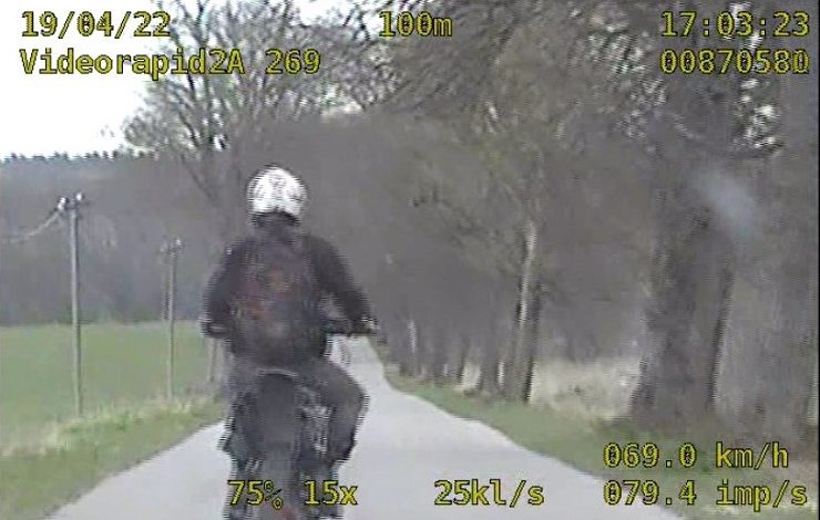 Uciekał przed policją motocyklem bez tablic rejestracyjnych