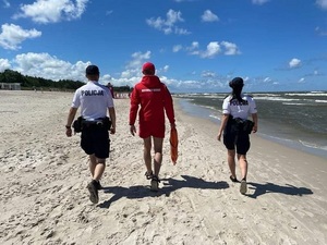 Policjanci na plażach, w pasie nadmorskim, nad jeziorem za pomocą komunikatów głosowych ostrzegają przed zagrożeniem. Pamiętaj woda to żywioł, który nie wybacza błędów.