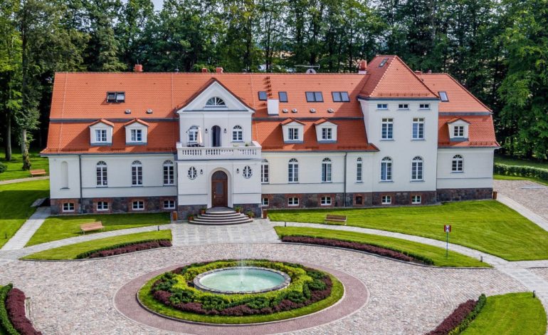 Pałac w Łebuni… wart odwiedzenia o każdej porze roku