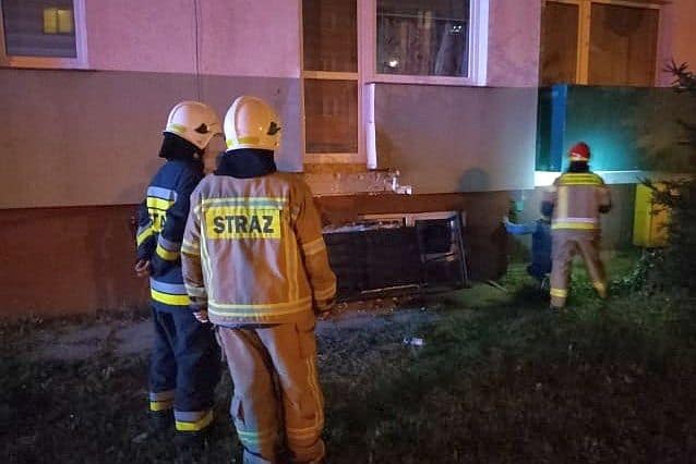 W Lęborku zarwał się balkon na którym stali ludzie…