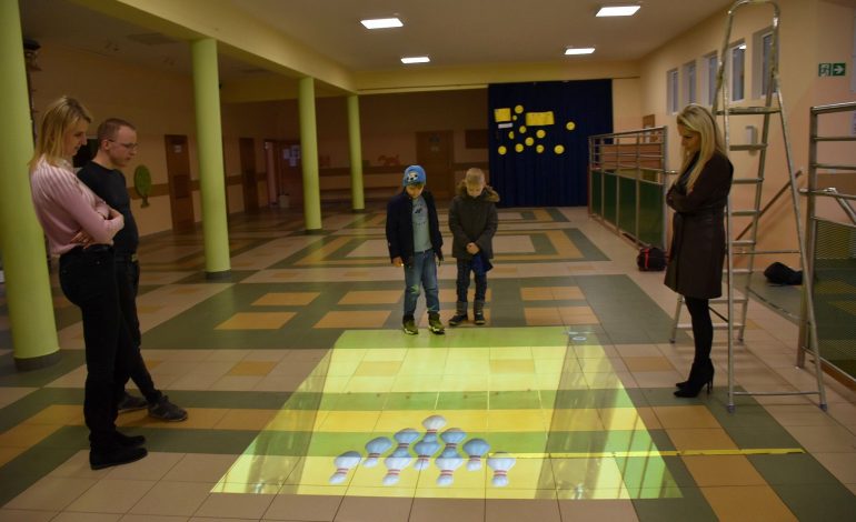 Zespół Szkół w Cewicach pozyskał… interaktywną podłogę „FunFloor” [zdjęcia]