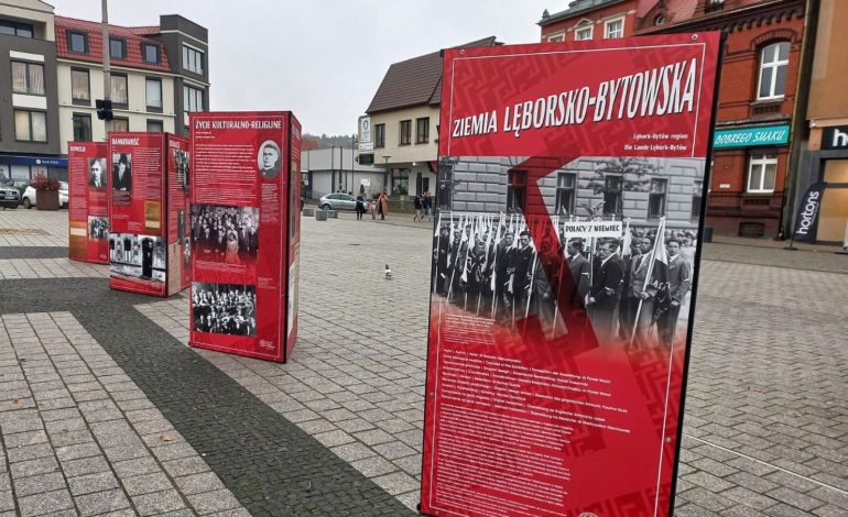 Wystawa IPN „Jesteśmy Polakami” na Placu Pokoju w Lęborku [zdjęcia]