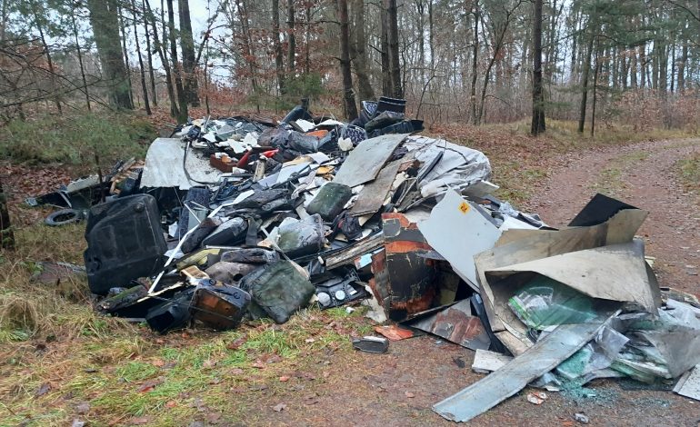 Odpady samochodowe wyrzucone pod Chocielewkiem… zniknęły pod osłoną nocy!