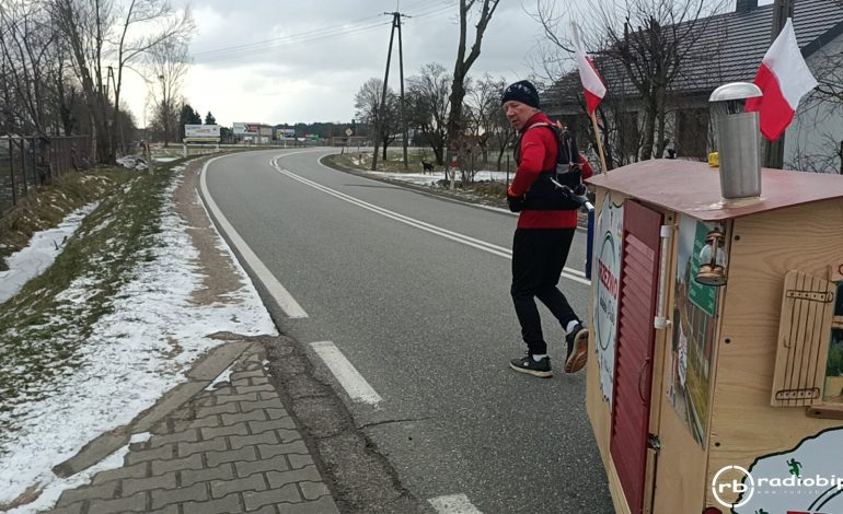 „Trzeźwo dookoła Polski”. Paweł Kuryło biegnie, by walczyć z nałogiem. Zbliża się do Lęborka [wideo, zdjęcia]