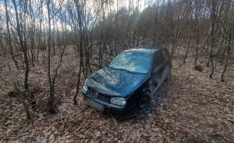 Policjanci i strażnicy leśni znaleźli skradziony samochód…
