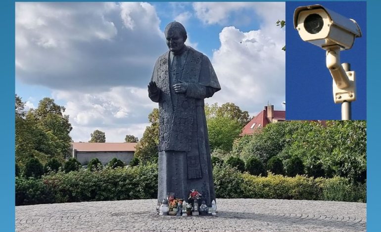 Zbigniew Rudyk chce kupić kamerę monitorującą pomnik i Rondo Jana Pawła II z własnej diety radnego…