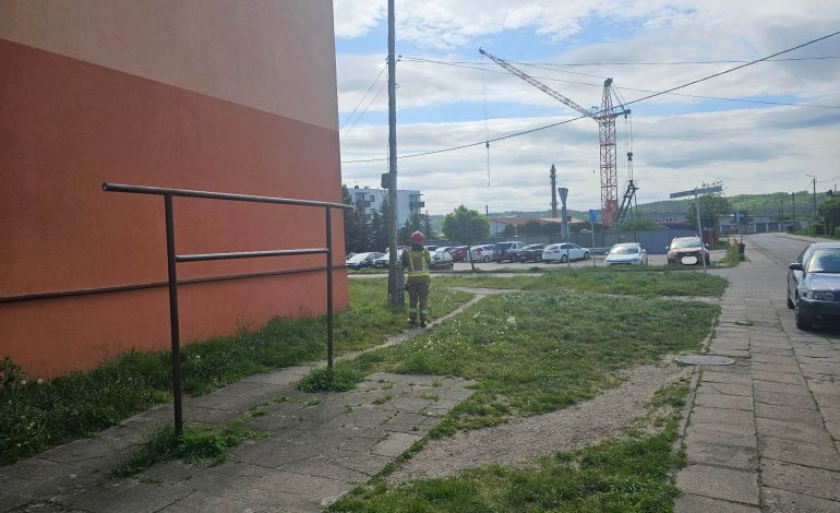  Przy ul. Emilii Plater nisko wiszący kabel mógł zagrażać przechodniom [Zdjęcia]