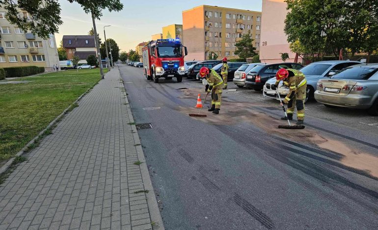  Strażacy usuwali plamę oleju na ul. Legionów Polskich [Zdjęcia]