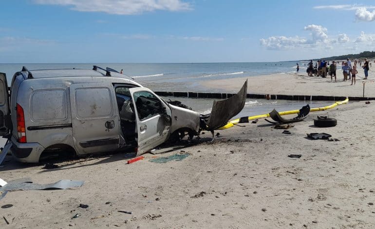  Tajemniczy wrak samochodu pojawił się na plaży w Łebie [Zdjęcia] [AKTUALIZACJA]