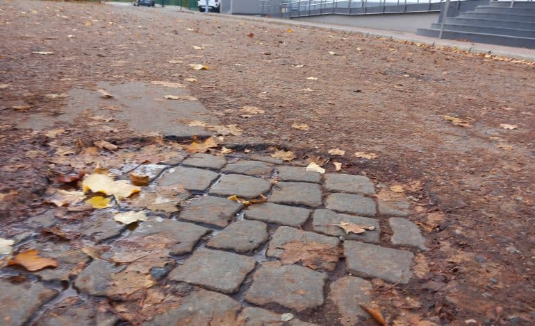  Radni już półtora roku zabiegają o usunięcie asfaltu 